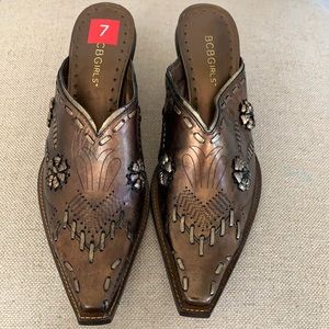 NWOT BCBGirls Western Mule